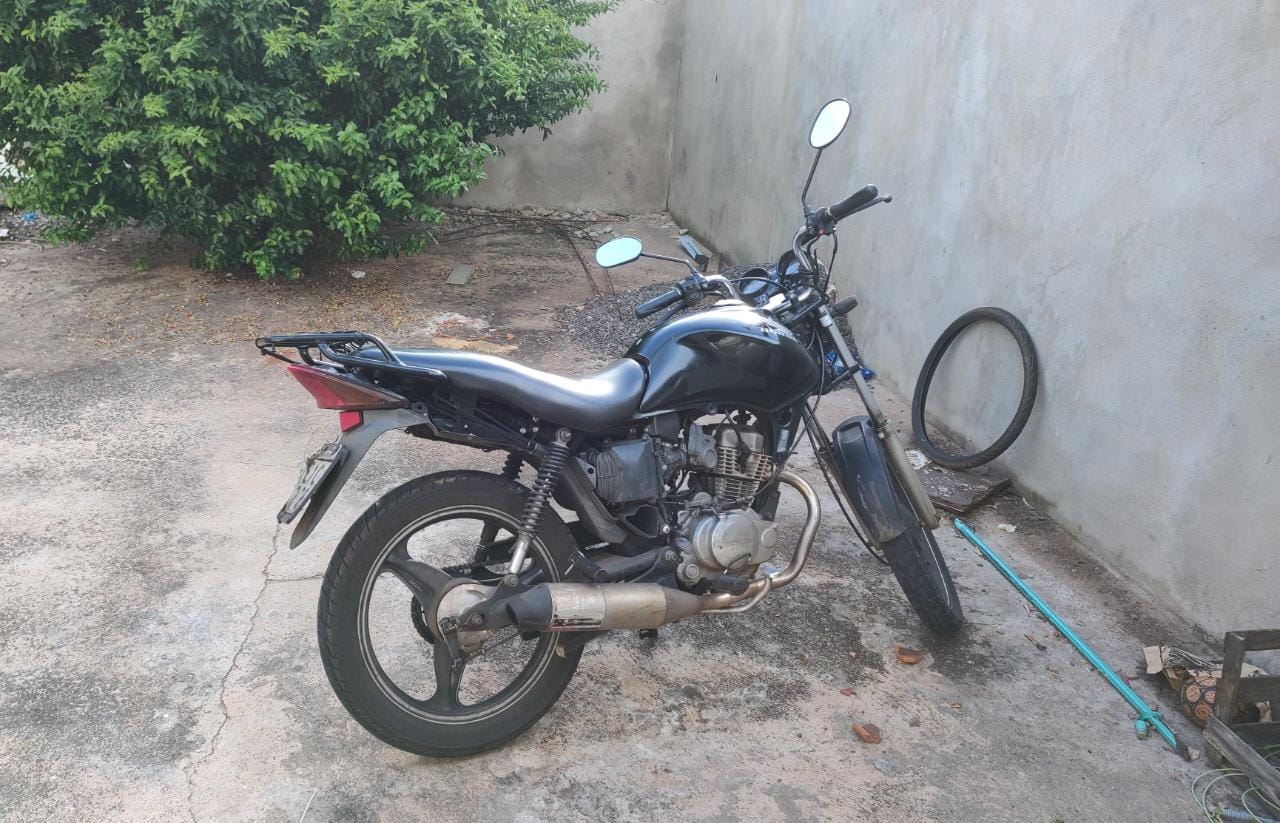 Motocicleta localizada no quintal do detido
